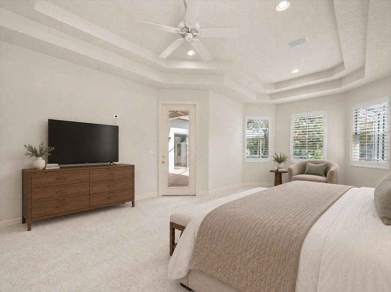 virtually staged - 15019 LAKE EMERALD BLVD, TAMPA