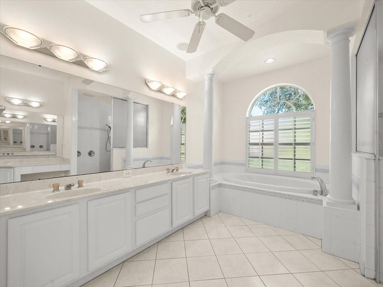 Single Family Residence at 15019 LAKE EMERALD BLVD, TAMPA, photo 24 of 37