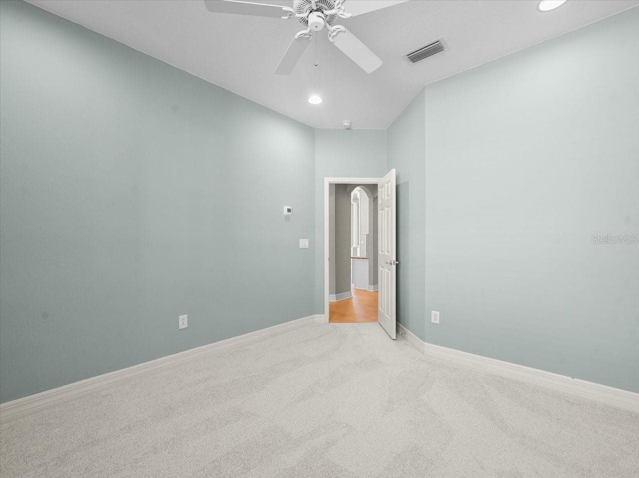 Single Family Residence at 15019 LAKE EMERALD BLVD, TAMPA, photo 32 of 37