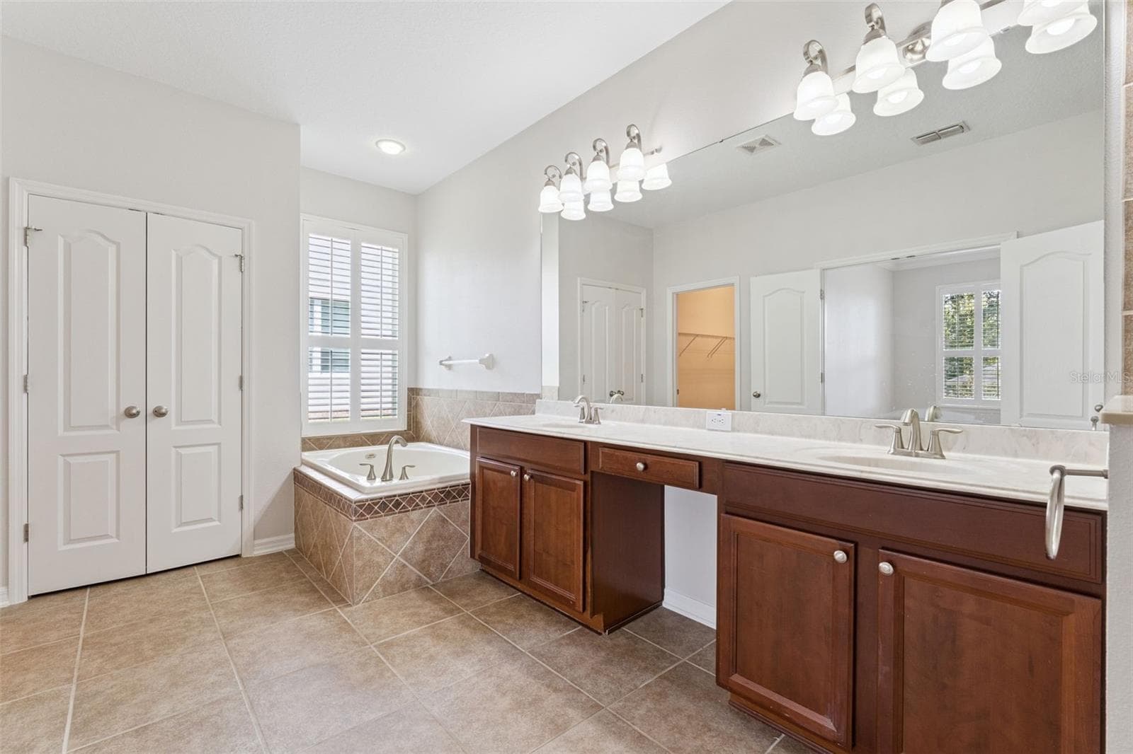 dual vanities - 1017 HARMONY LN, CLERMONT