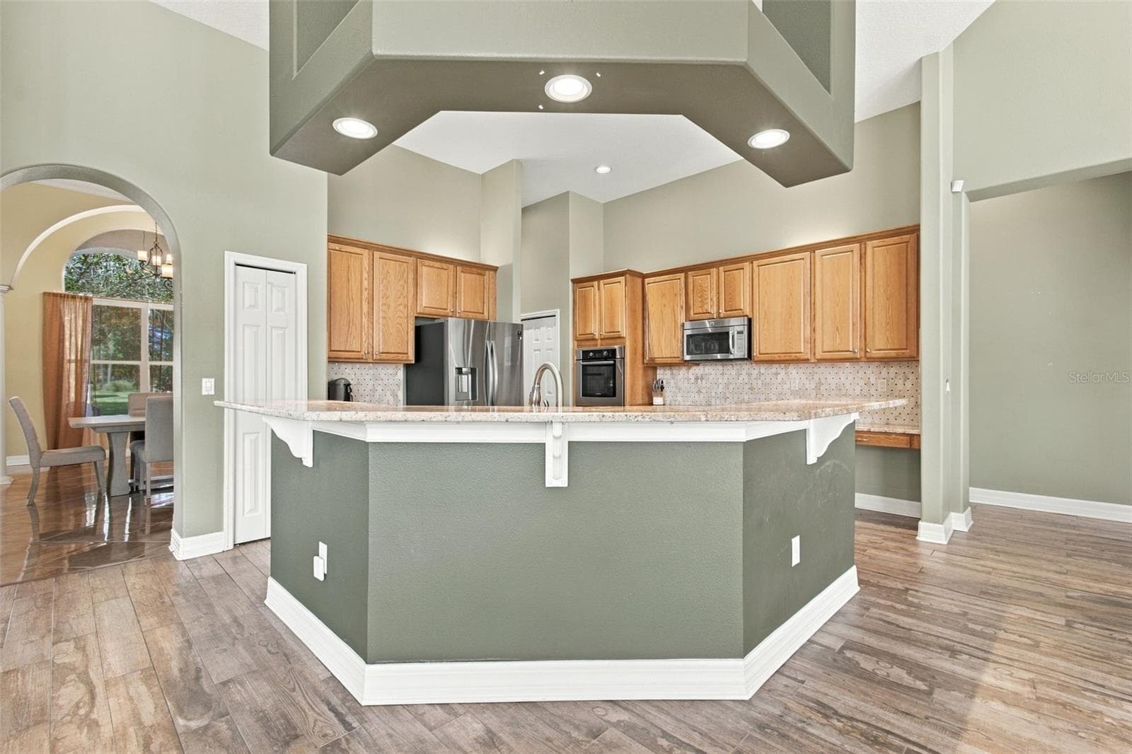 Spacious Kitchen with Double pantry & Built in Oven & Cooktop - 18115 EMERALD BAY ST, TAMPA