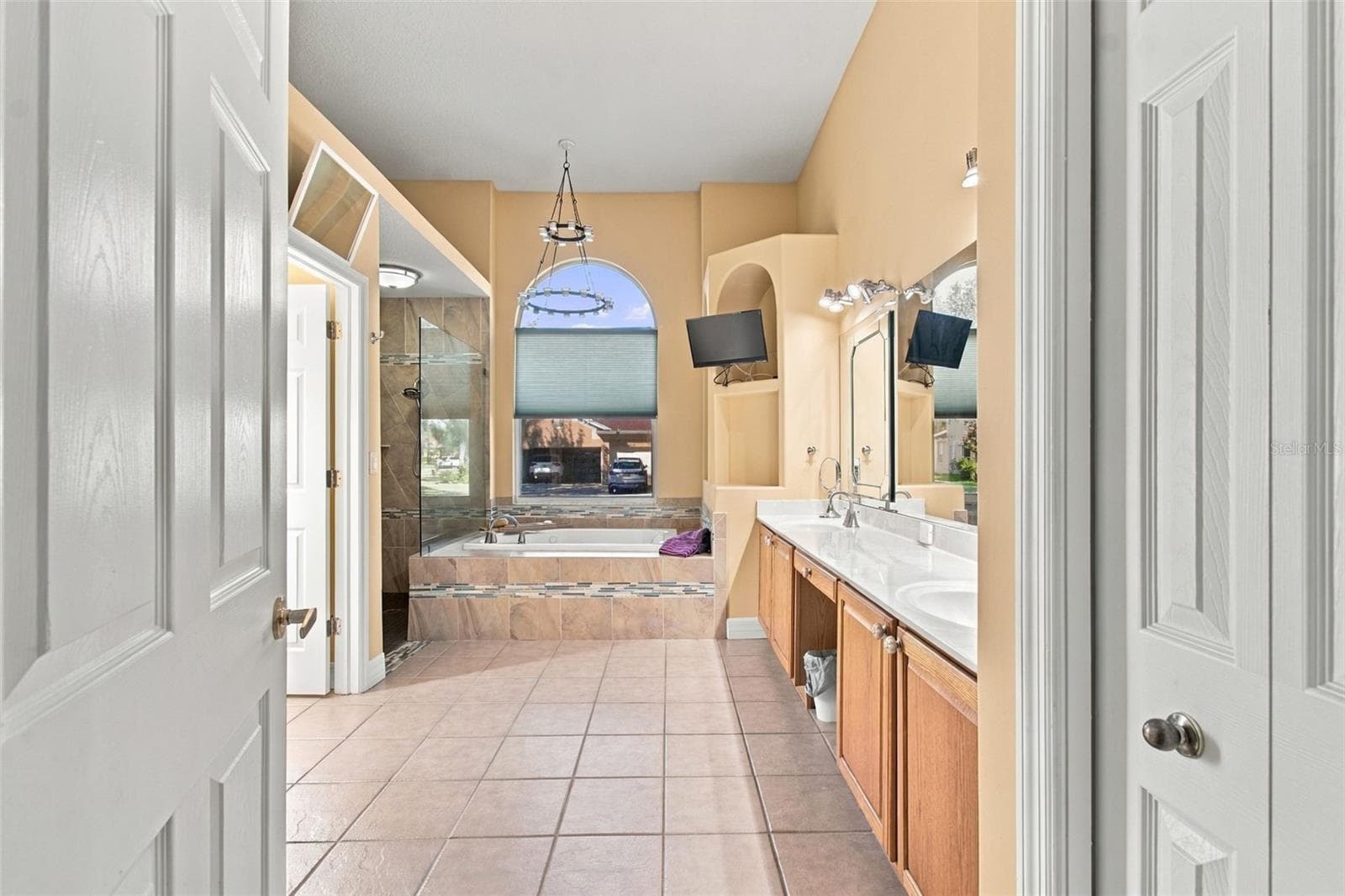Deep jetted Soaker Tub - 18115 EMERALD BAY ST, TAMPA