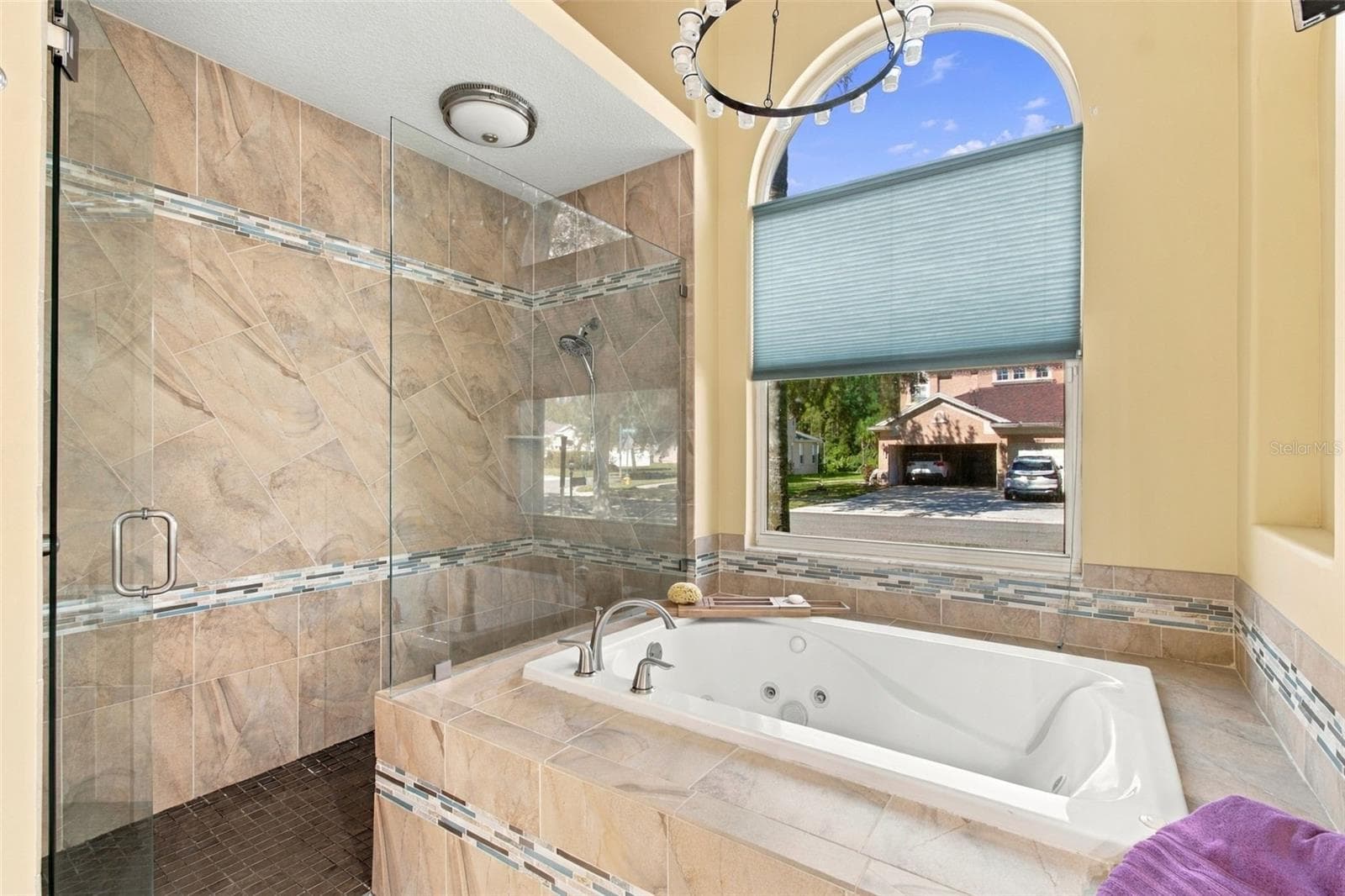 Large Walk-In Shower with Deep jetted Soaker Tub - 18115 EMERALD BAY ST, TAMPA