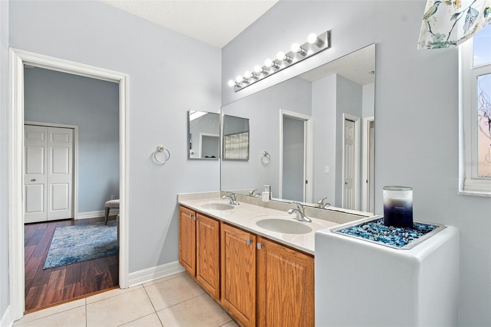 Jack/Jill Bathroom with access to Bedrooms #2 & #3 & hall/living area - 18115 EMERALD BAY ST, TAMPA
