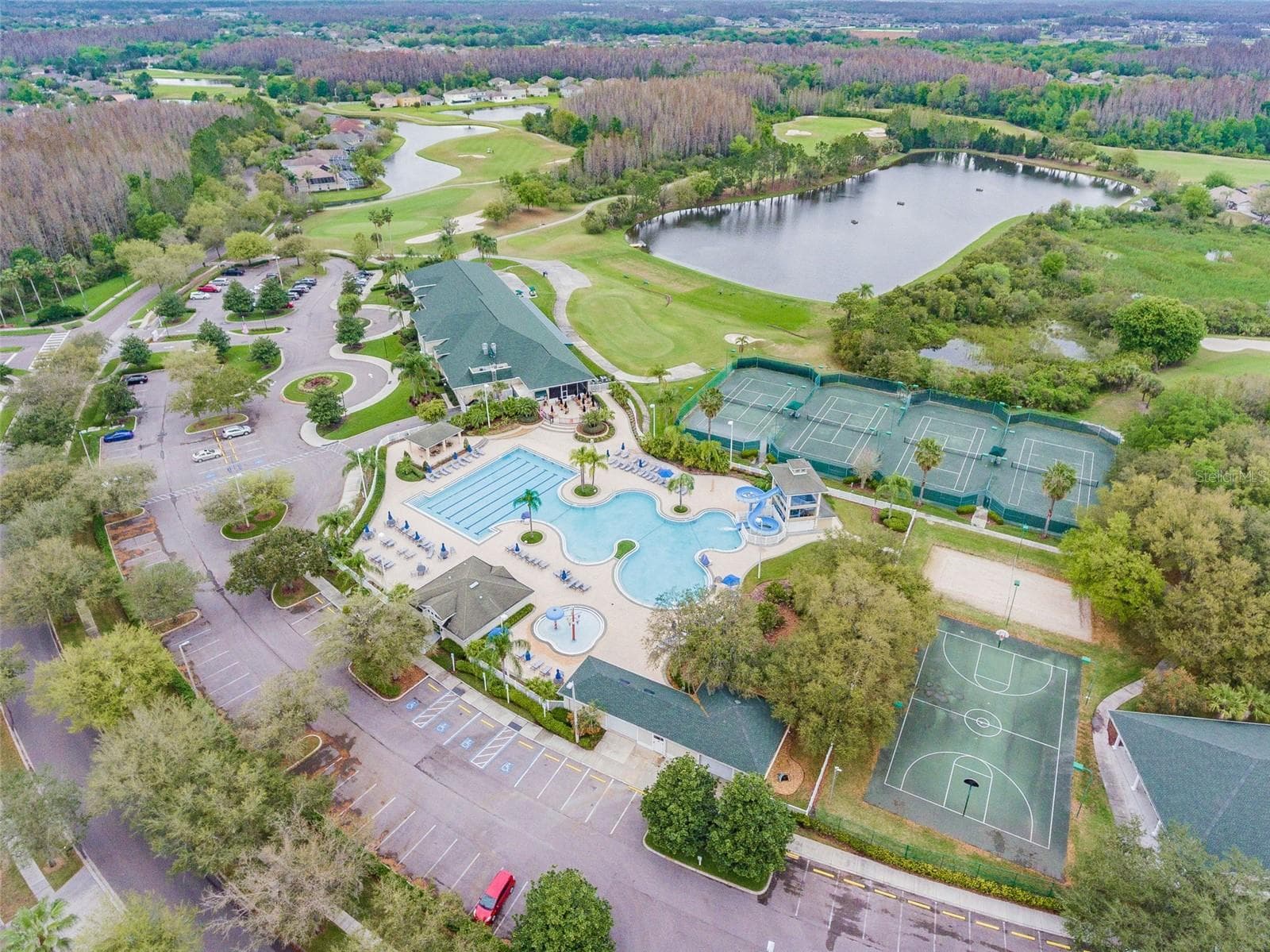 Resort Living Neighborhood - 18115 EMERALD BAY ST, TAMPA