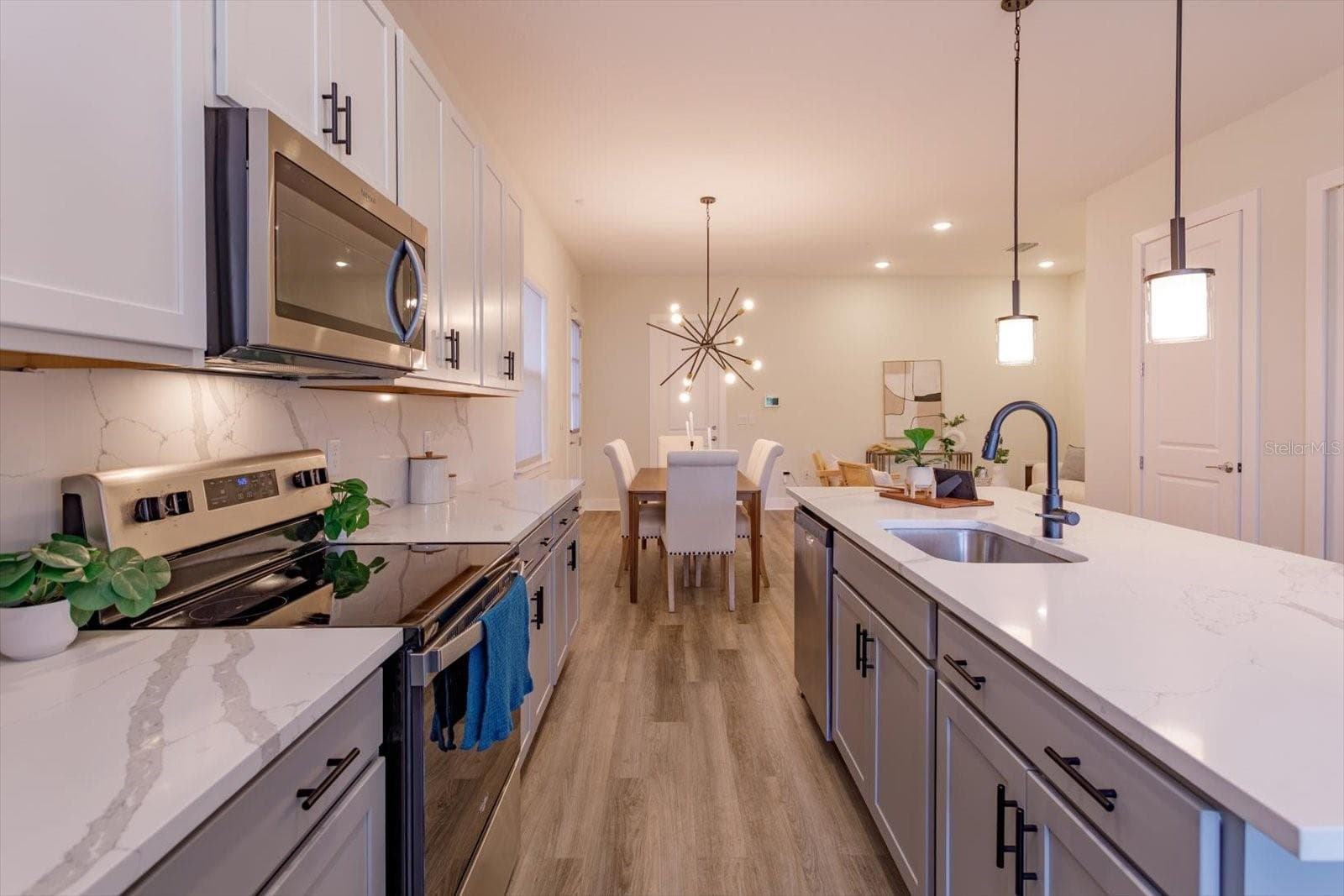 Calcutta Verde quartz counters and backsplash - 1430 BROOKDALE CT, OVIEDO
