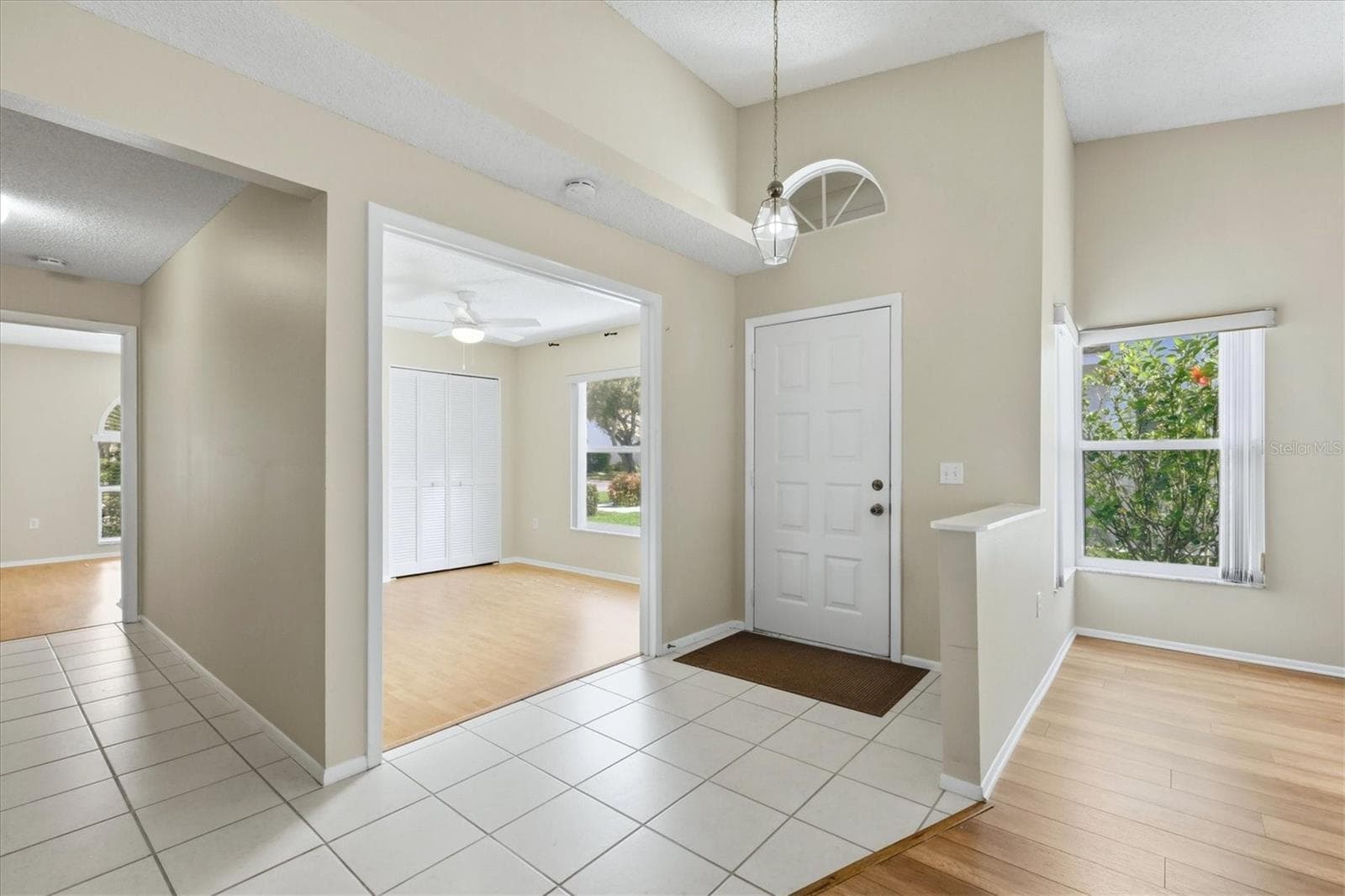 Light & Bright - 5837 GARDEN LAKES DR, BRADENTON