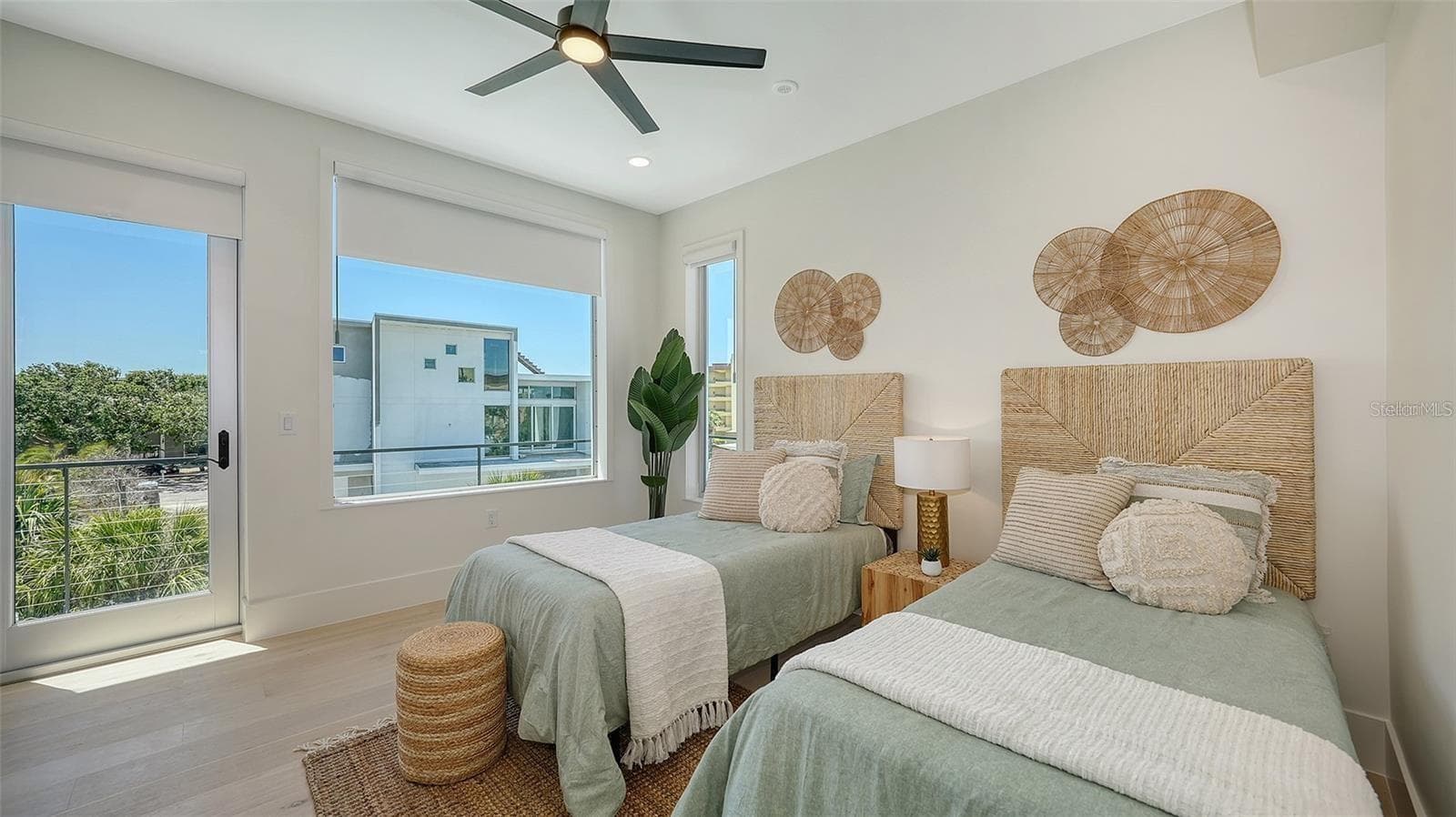 Guest bedroom with access to balcony - 8800 MIDNIGHT PASS RD, SARASOTA