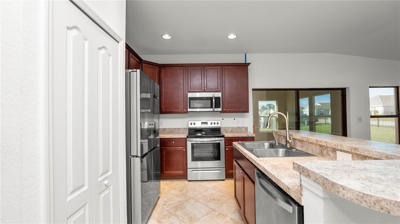 Single Family Residence at 524 CENTRAL RIDGE LN, FROSTPROOF, photo 6 of 65