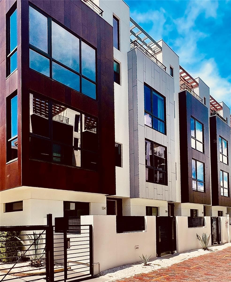 downtown townhouse - 136 8TH ST N, ST PETERSBURG