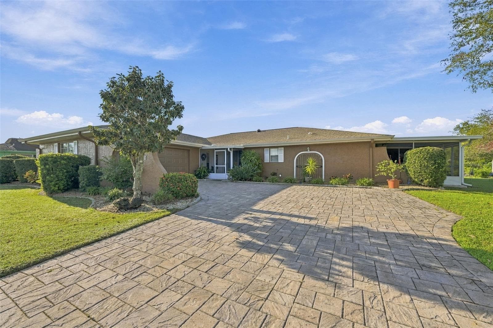 Freshly painted just 3 years ago and meticulously cared for and maintained. - 211 STONEHAM DR, SUN CITY CENTER