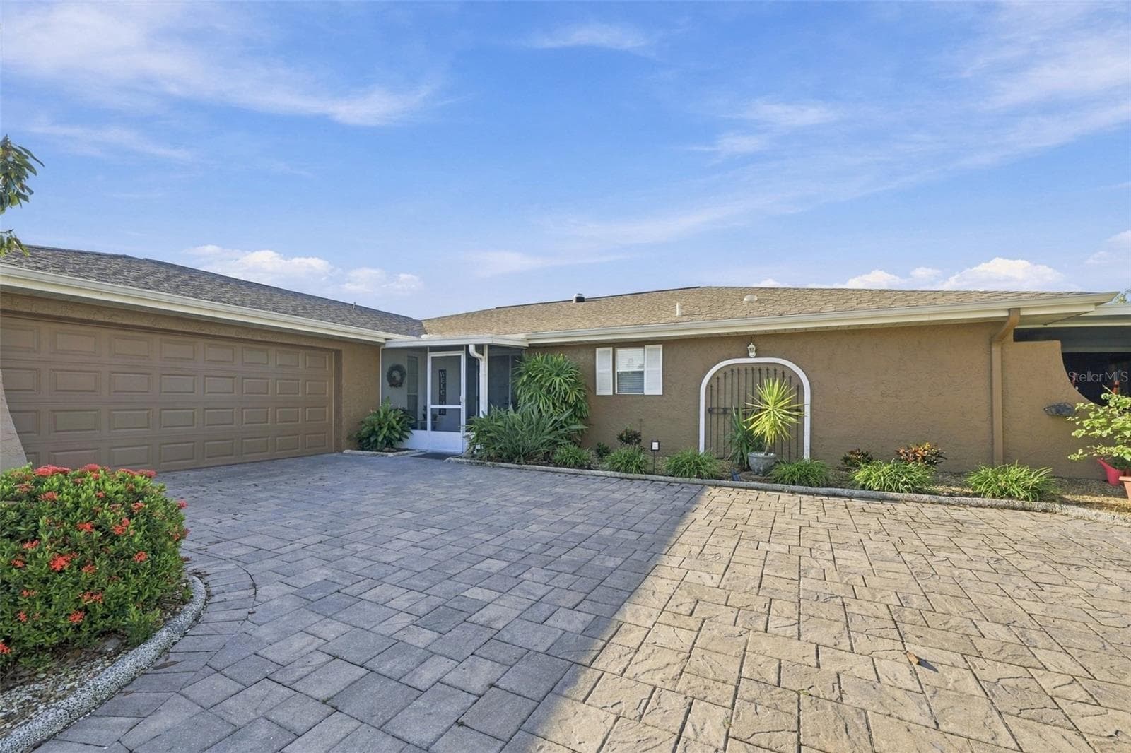 Oversized parking pad is perfect for multiple family members and guests. Screened front porch is perfect for guests and packages to remain out of the weather. - 211 STONEHAM DR, SUN CITY CENTER
