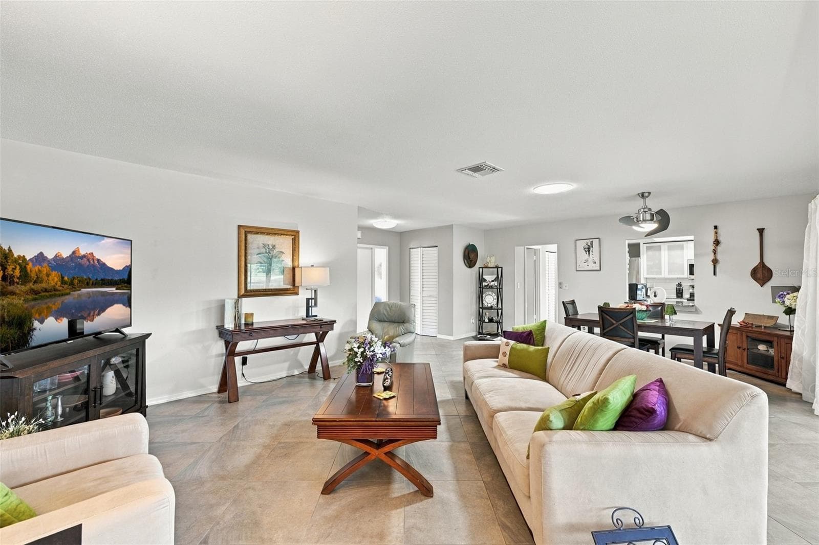Notice the soft modern neutral tones throughout the home, along with solar tubes for extra natural light and modern ceiling fans. - 211 STONEHAM DR, SUN CITY CENTER