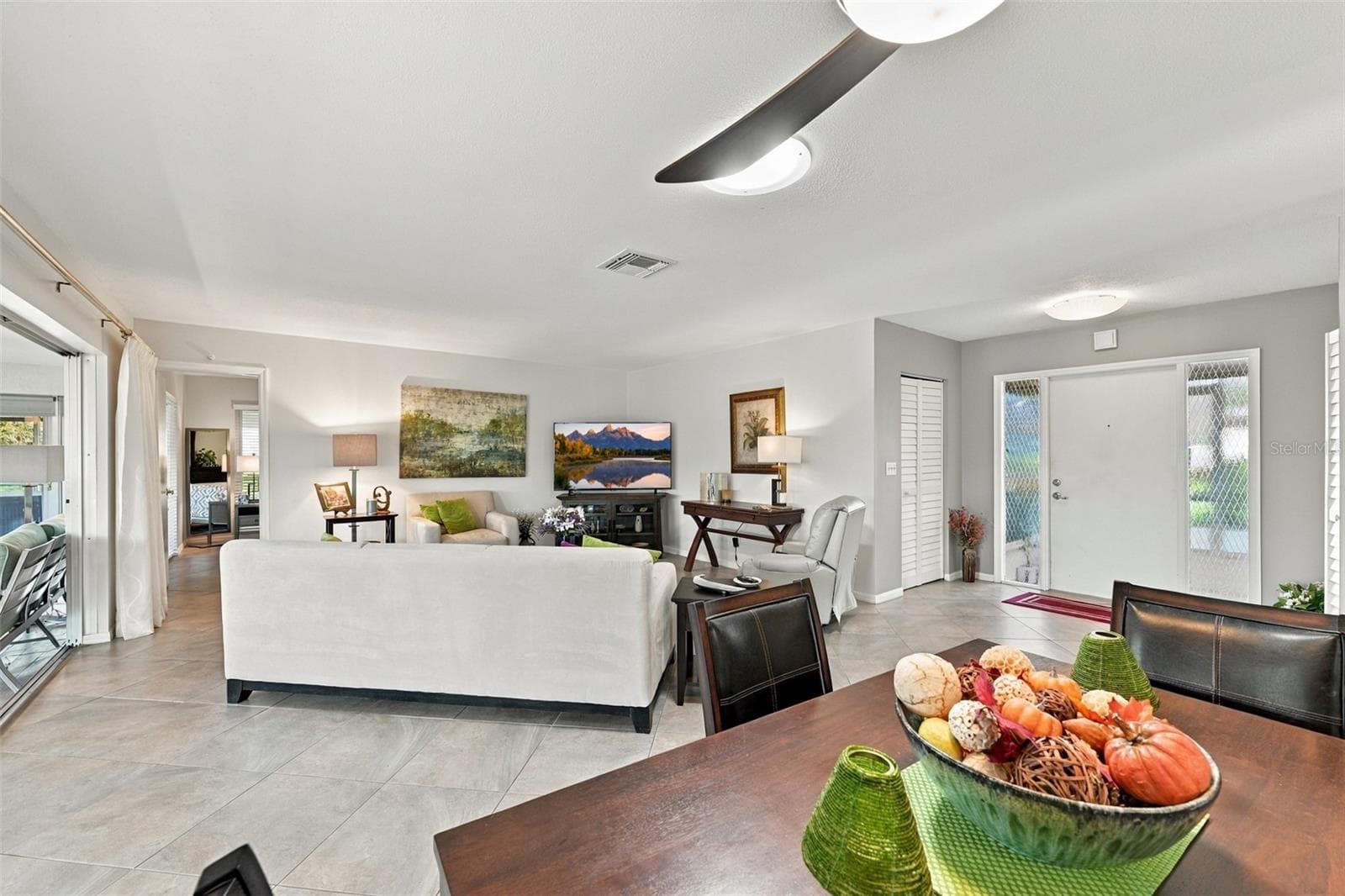 Beautifully open, spectacularly clean, refreshing and bright. - 211 STONEHAM DR, SUN CITY CENTER