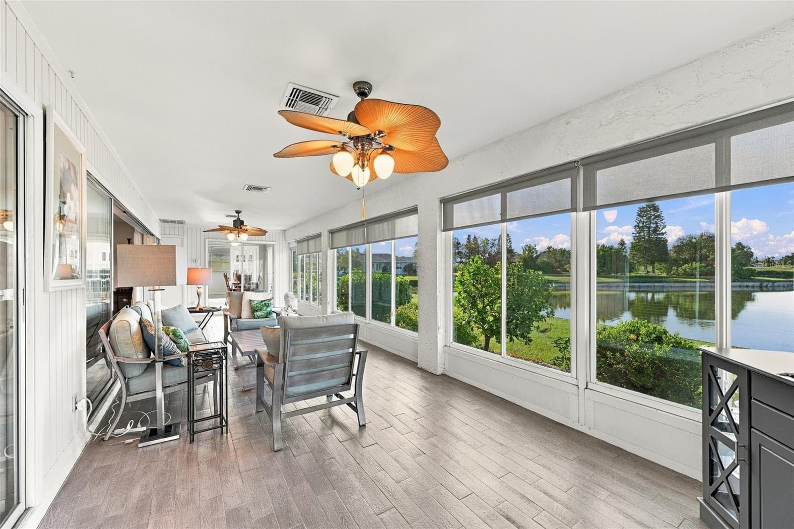 Lots of room for entertaining family, friends or guests. - 211 STONEHAM DR, SUN CITY CENTER