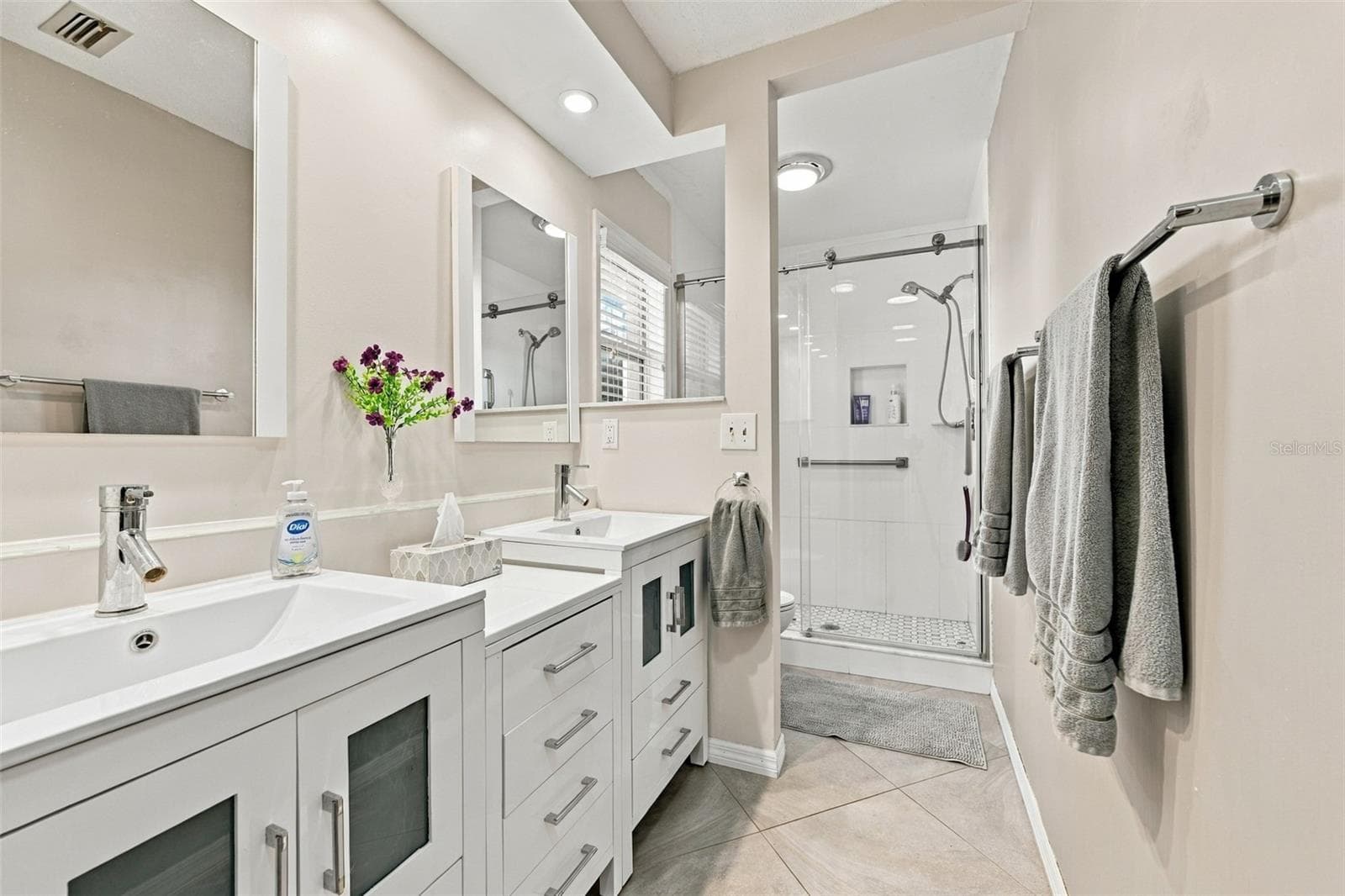 Sparkling clean and bright with modern features and beautiful upgrades. - 211 STONEHAM DR, SUN CITY CENTER