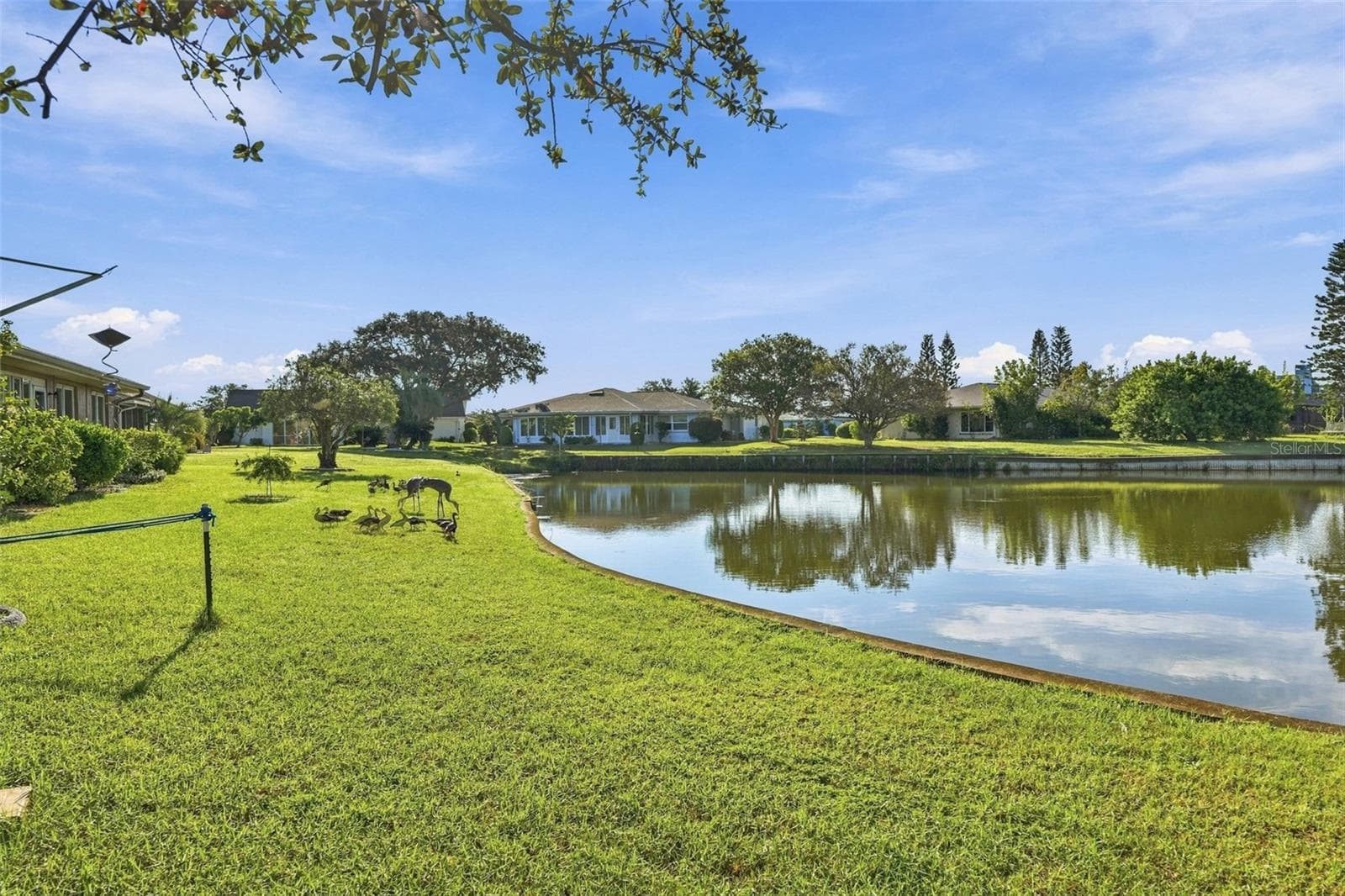 Side view of the back yard. - 211 STONEHAM DR, SUN CITY CENTER