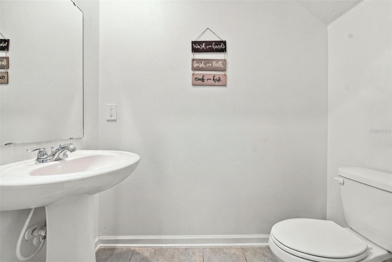 Half bathroom in first level - 506 BELL PRAIRIE CIR, LAKE WALES