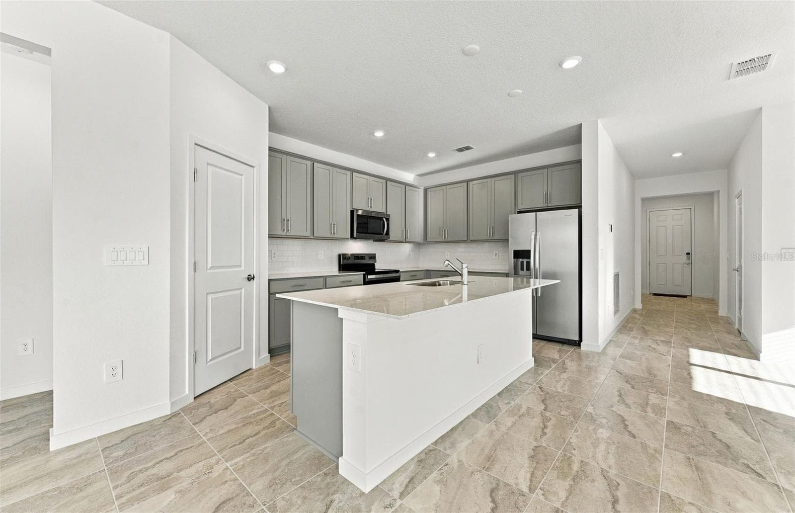 Stylish Kitchen w/Stainless Steel Appliances - 11116 SYCAMORE GLEN LOOP, THONOTOSASSA