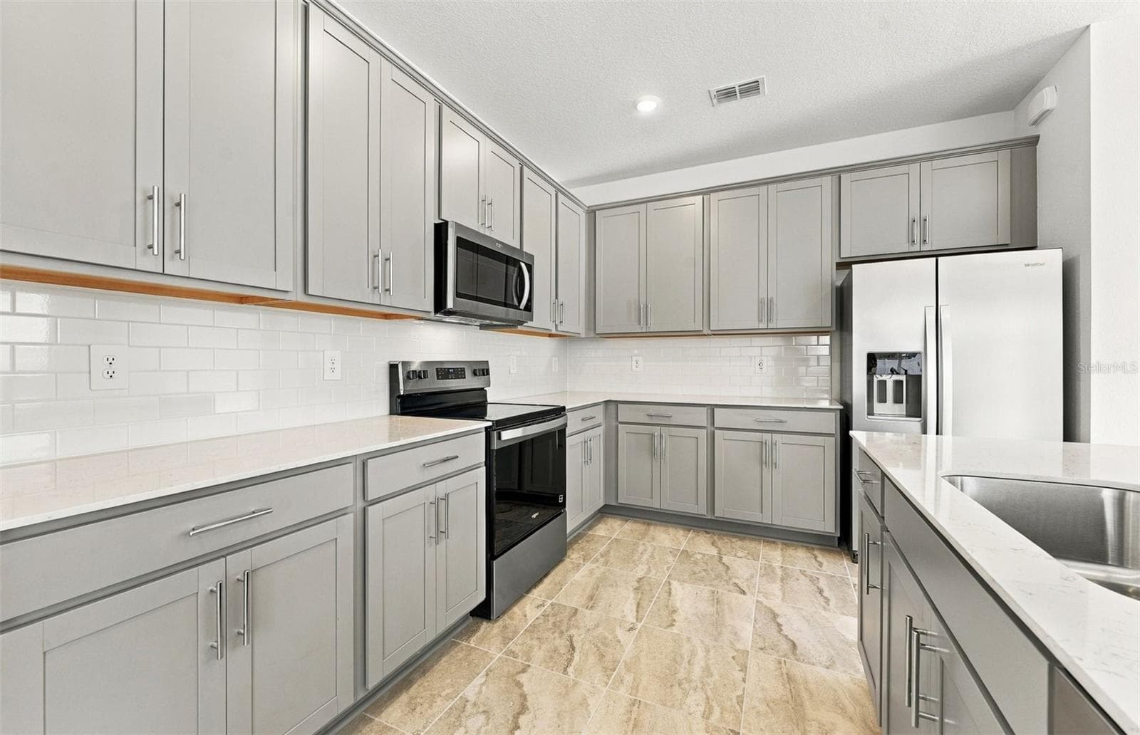 Abundance of Counter Space and Cabinets - 11116 SYCAMORE GLEN LOOP, THONOTOSASSA