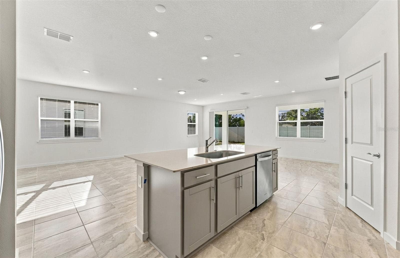 Center Island w/Storage - 11116 SYCAMORE GLEN LOOP, THONOTOSASSA