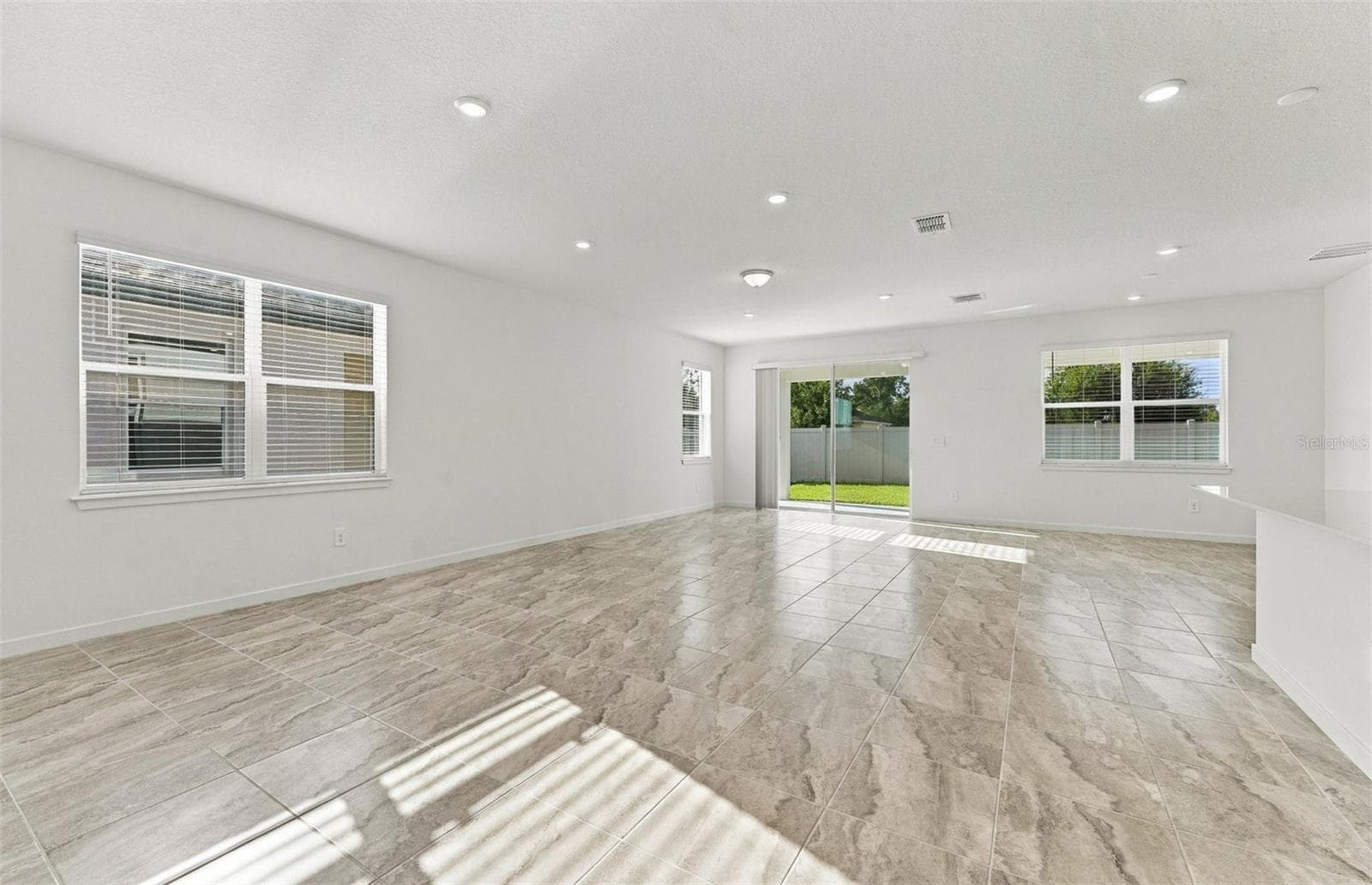 Spacious Gathering Room - 11116 SYCAMORE GLEN LOOP, THONOTOSASSA