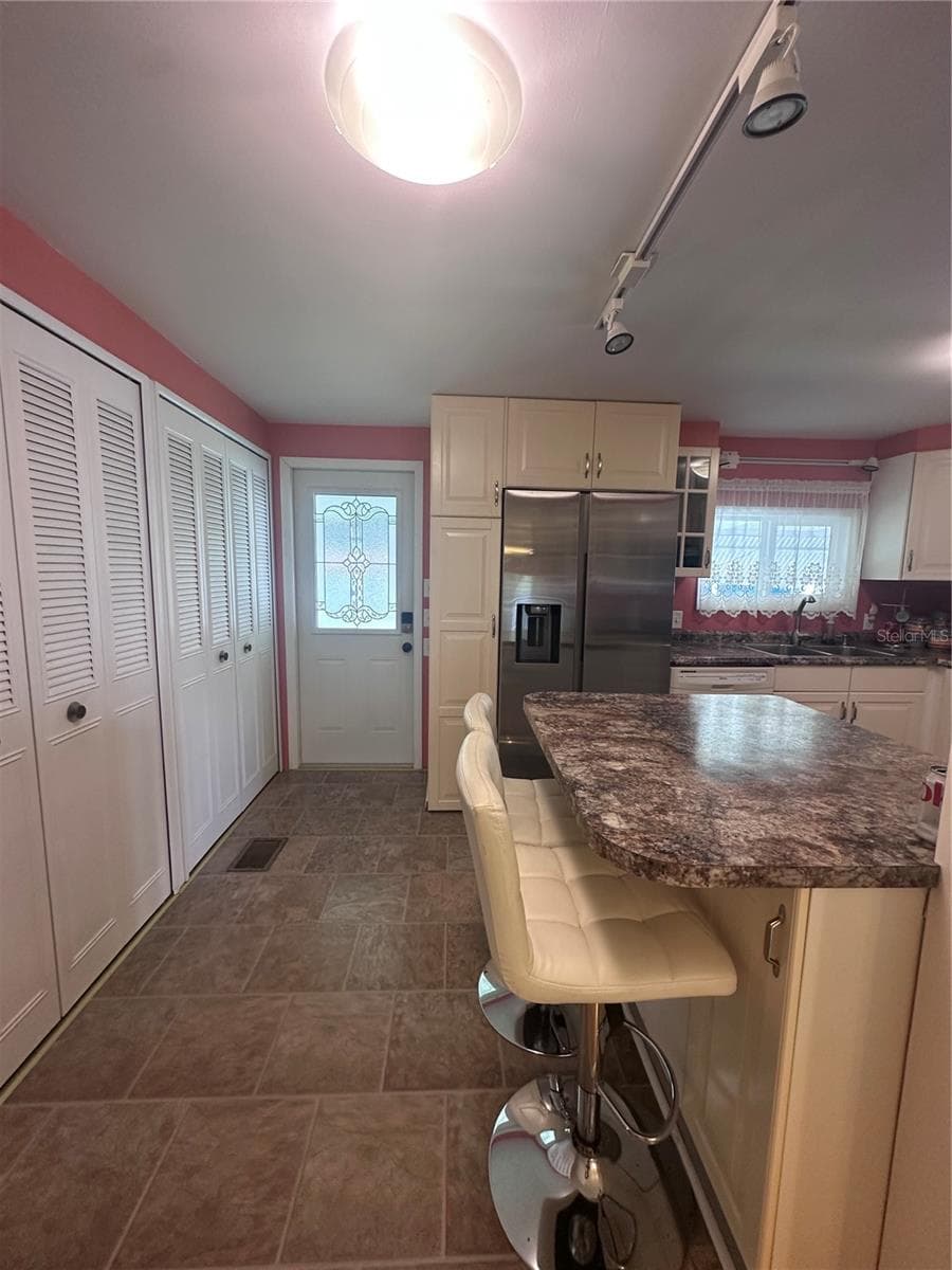Counter top seating - 1100 BELCHER RD S #417, LARGO