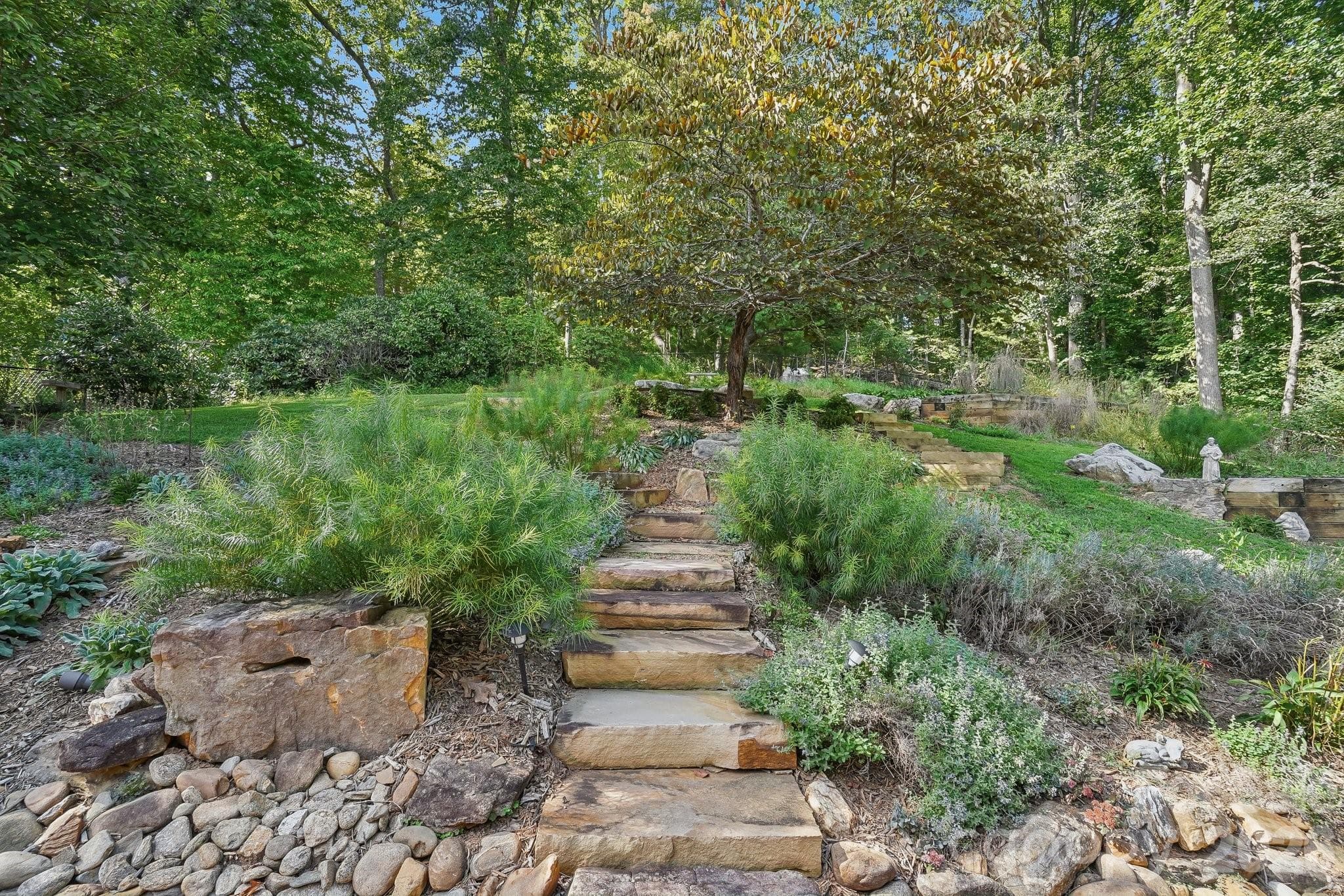 Steps to gardens - 1000 Reems Cove Road, Marshall