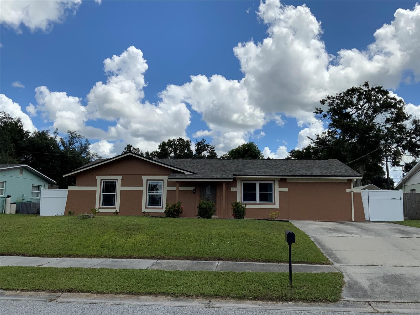 Single Family Residence at 4011 WESTMINSTER DR, SARASOTA, photo 2 of 17