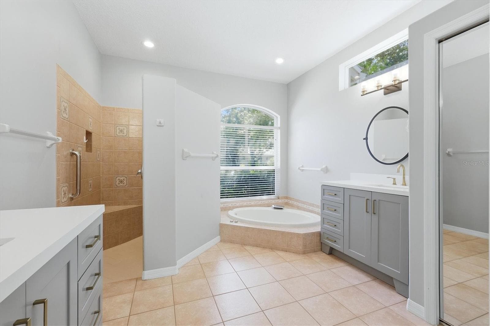 Updated Primary Bath with a low-step Spa Tub - 8404 MISTY MORNING CT, LAKEWOOD RANCH