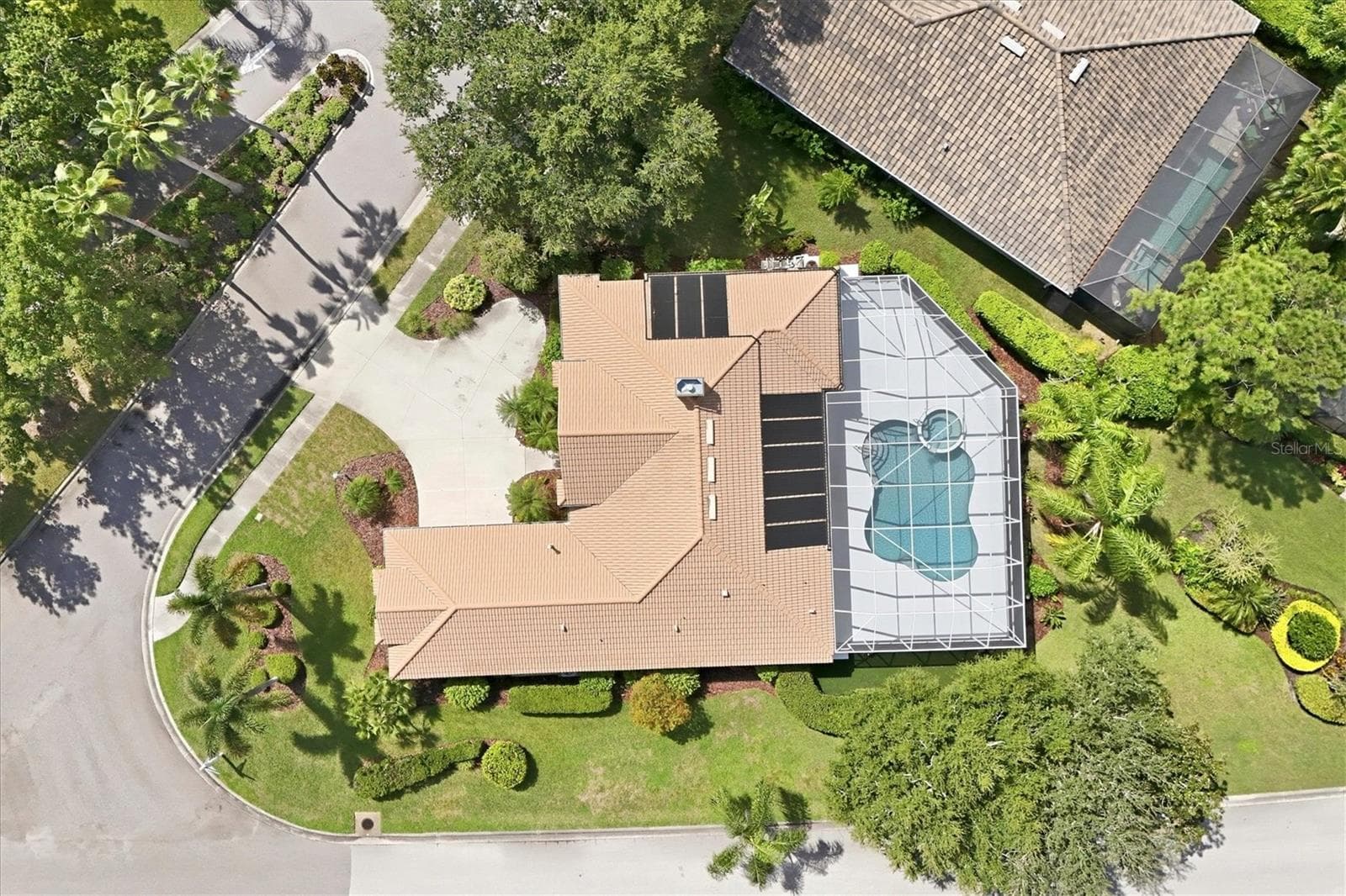 Single Family Residence at 8404 MISTY MORNING CT, LAKEWOOD RANCH, photo 3 of 60