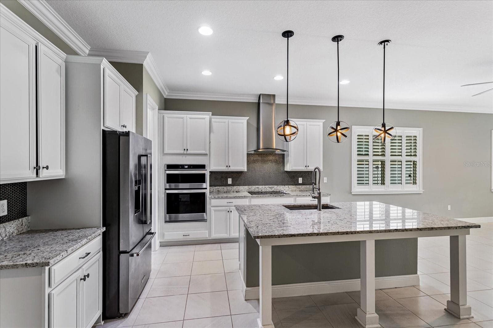Granite kitchen with large island. - 14121 ALAFAYA OAK BND, ORLANDO