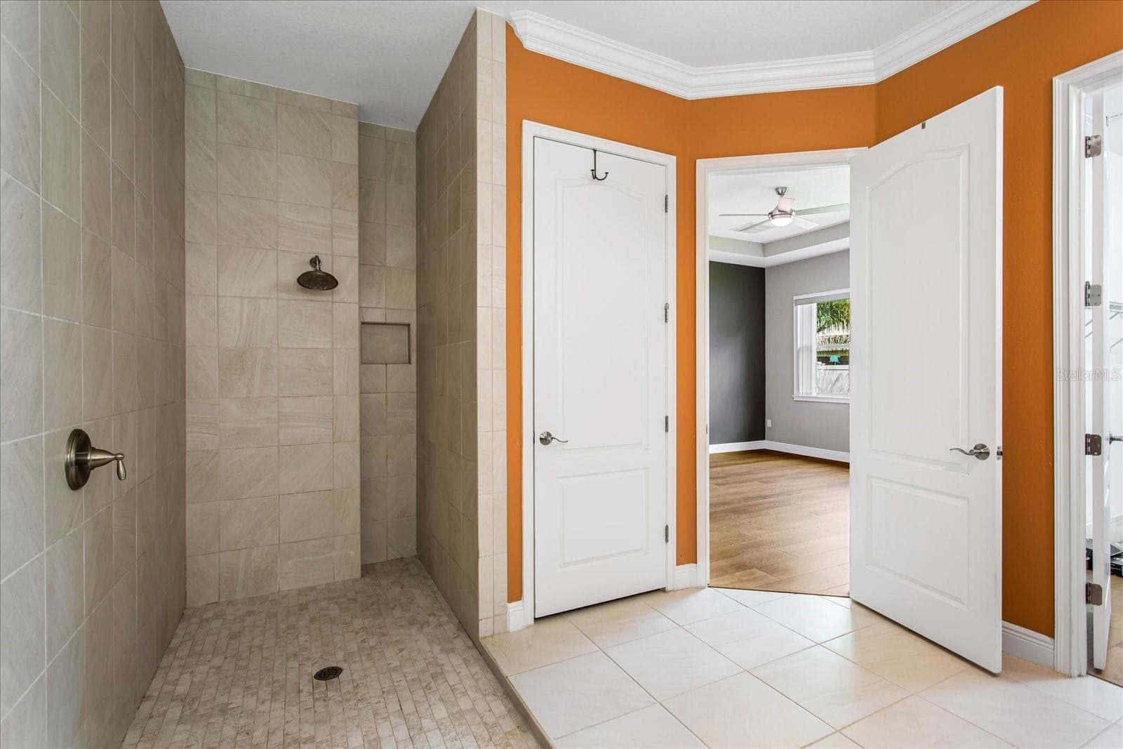 Walk-in shower. - 14121 ALAFAYA OAK BND, ORLANDO