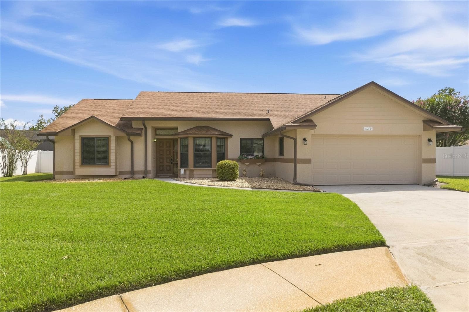 Single Family Residence at 1619 RED CLOVER CT, ORLANDO, photo 2 of 27