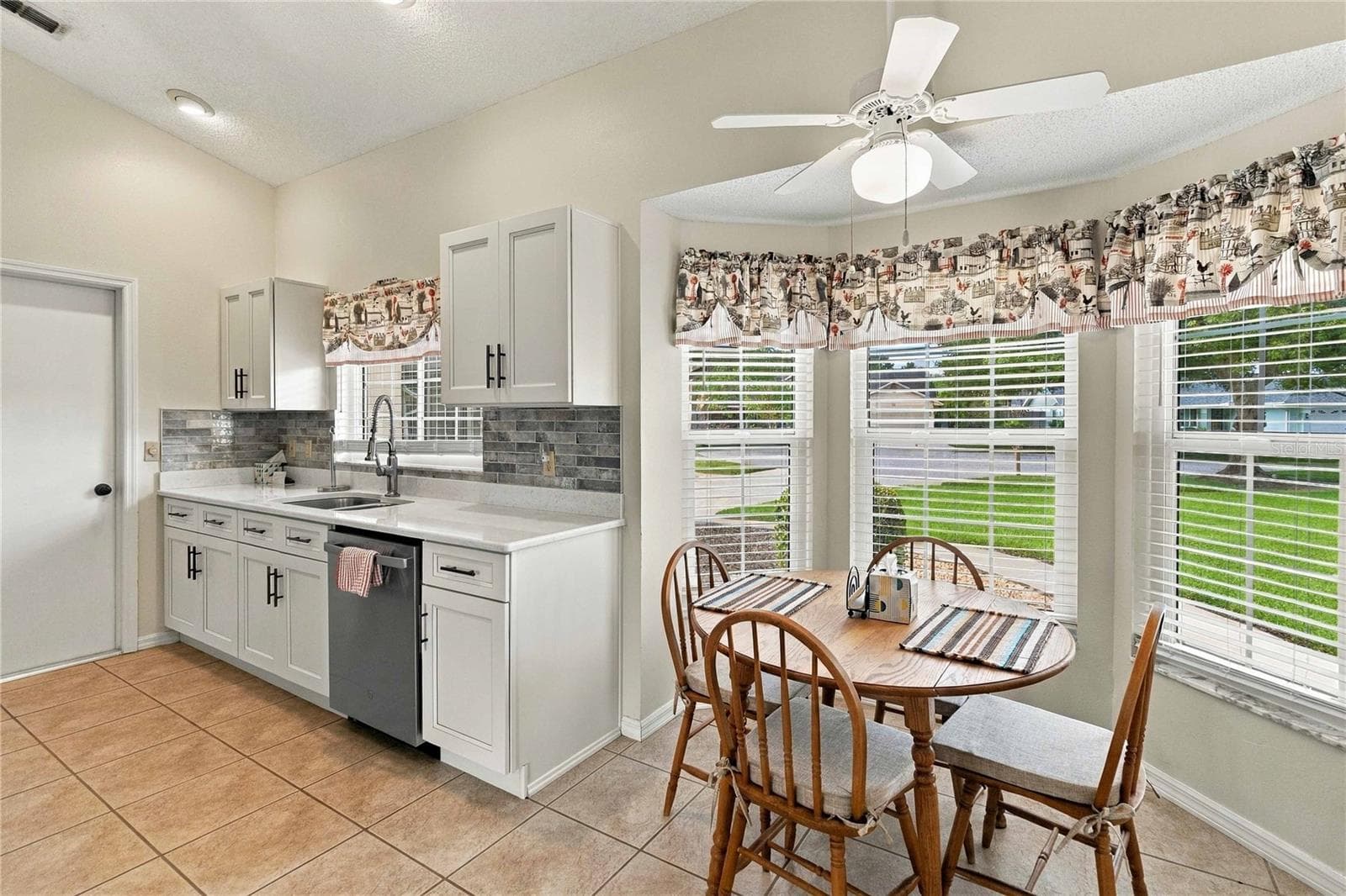 Single Family Residence at 1619 RED CLOVER CT, ORLANDO, photo 10 of 27