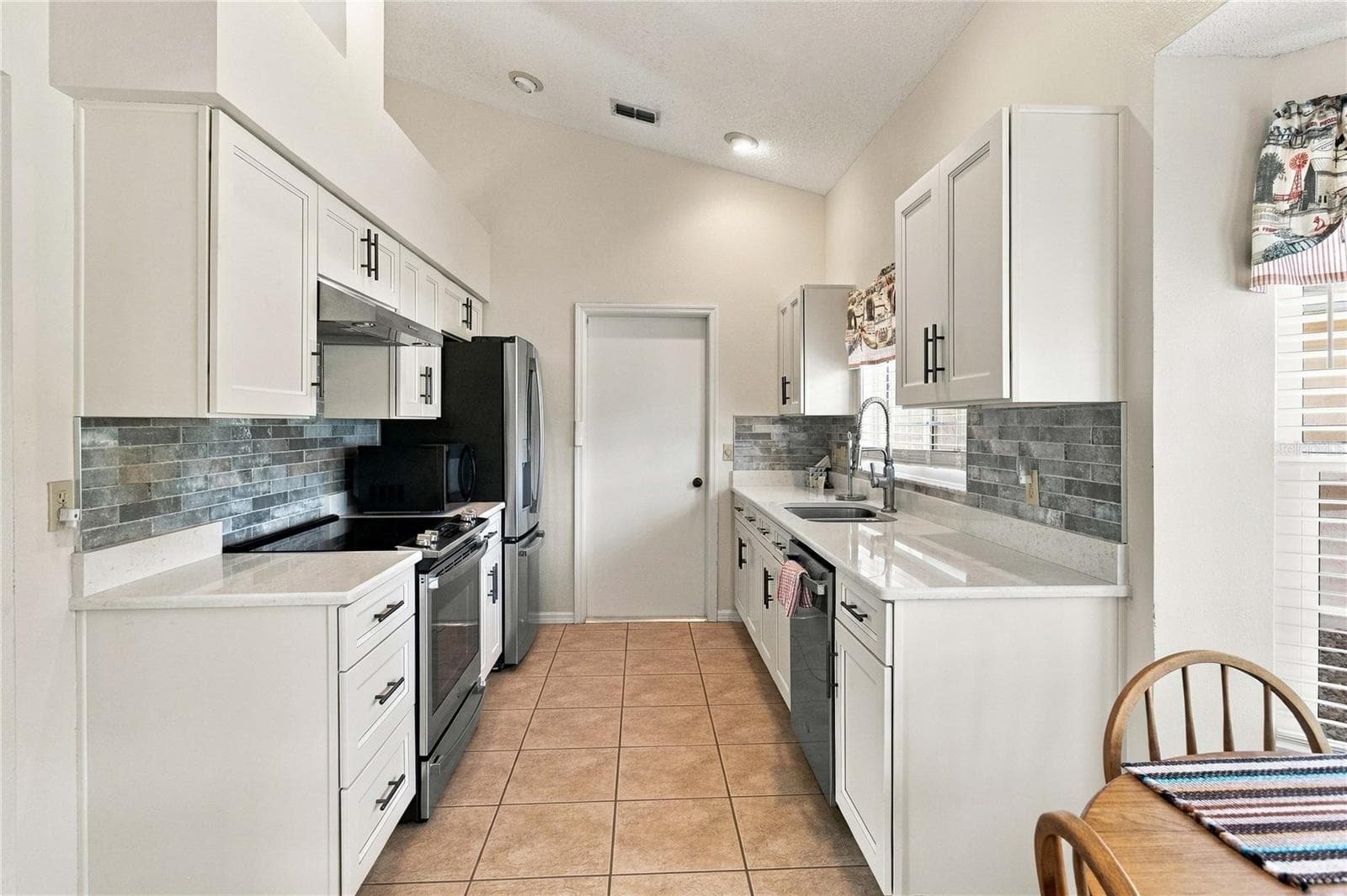 Single Family Residence at 1619 RED CLOVER CT, ORLANDO, photo 11 of 27