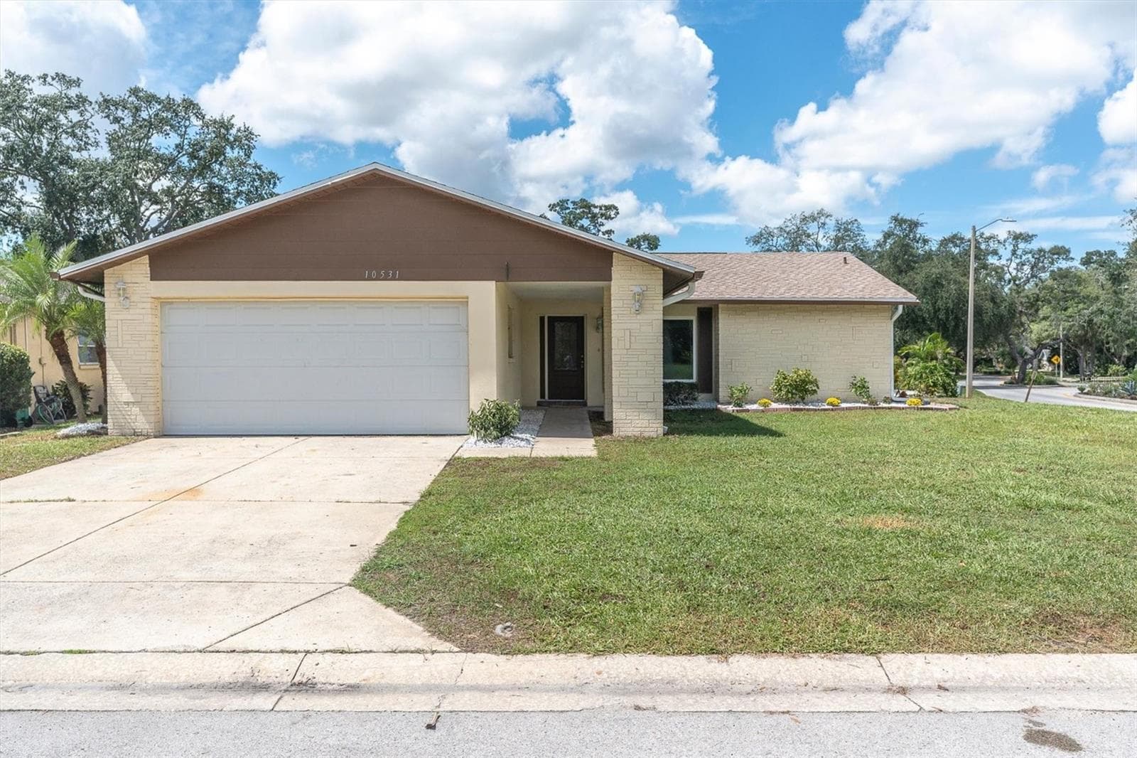 Single Family Residence at 10531 MEADOW HILL DR, PORT RICHEY, photo 2 of 50