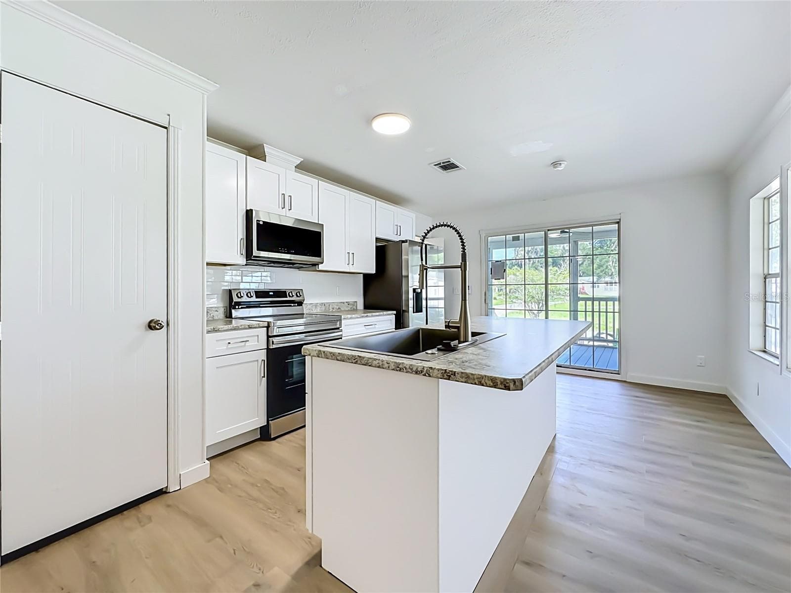 Manufactured Home at 108 PINE LAKE DR, SATSUMA, photo 5 of 31