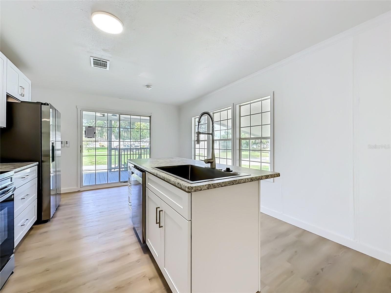 Manufactured Home at 108 PINE LAKE DR, SATSUMA, photo 6 of 31