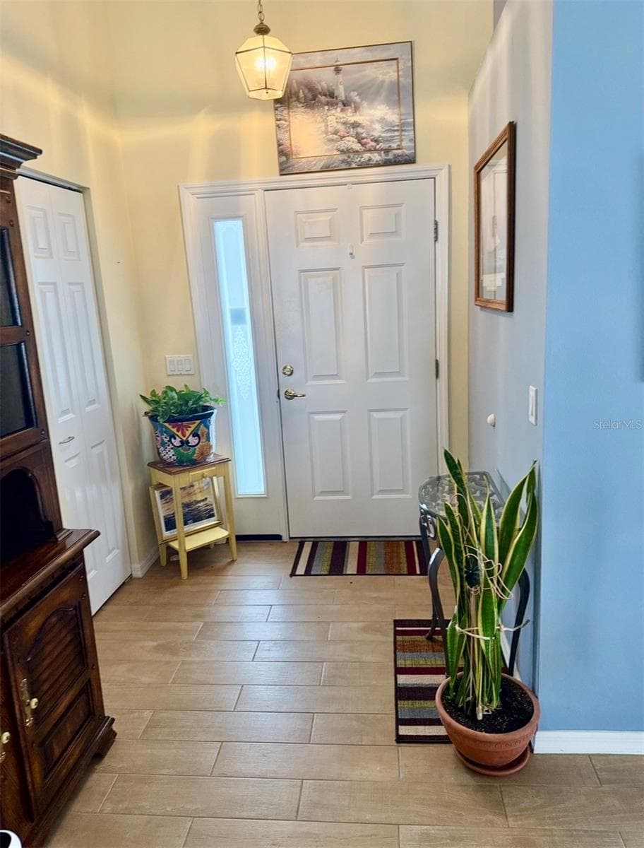 foyer - 10440 S CLINT LOOP, FLORAL CITY