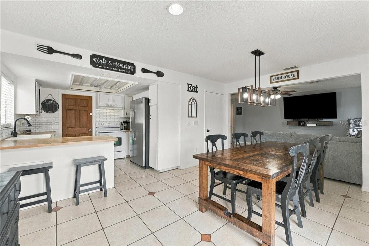 Kitchen and Dining Room - 3824 CREEK WAY CT, PLANT CITY