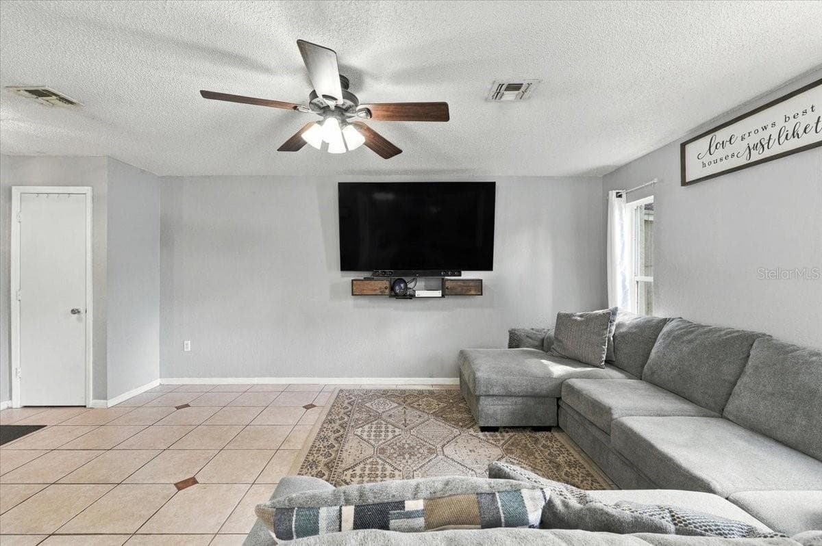Living Room - 3824 CREEK WAY CT, PLANT CITY