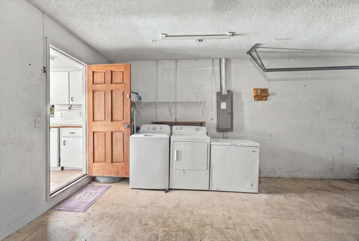 Laundry Area in Garage - 3824 CREEK WAY CT, PLANT CITY
