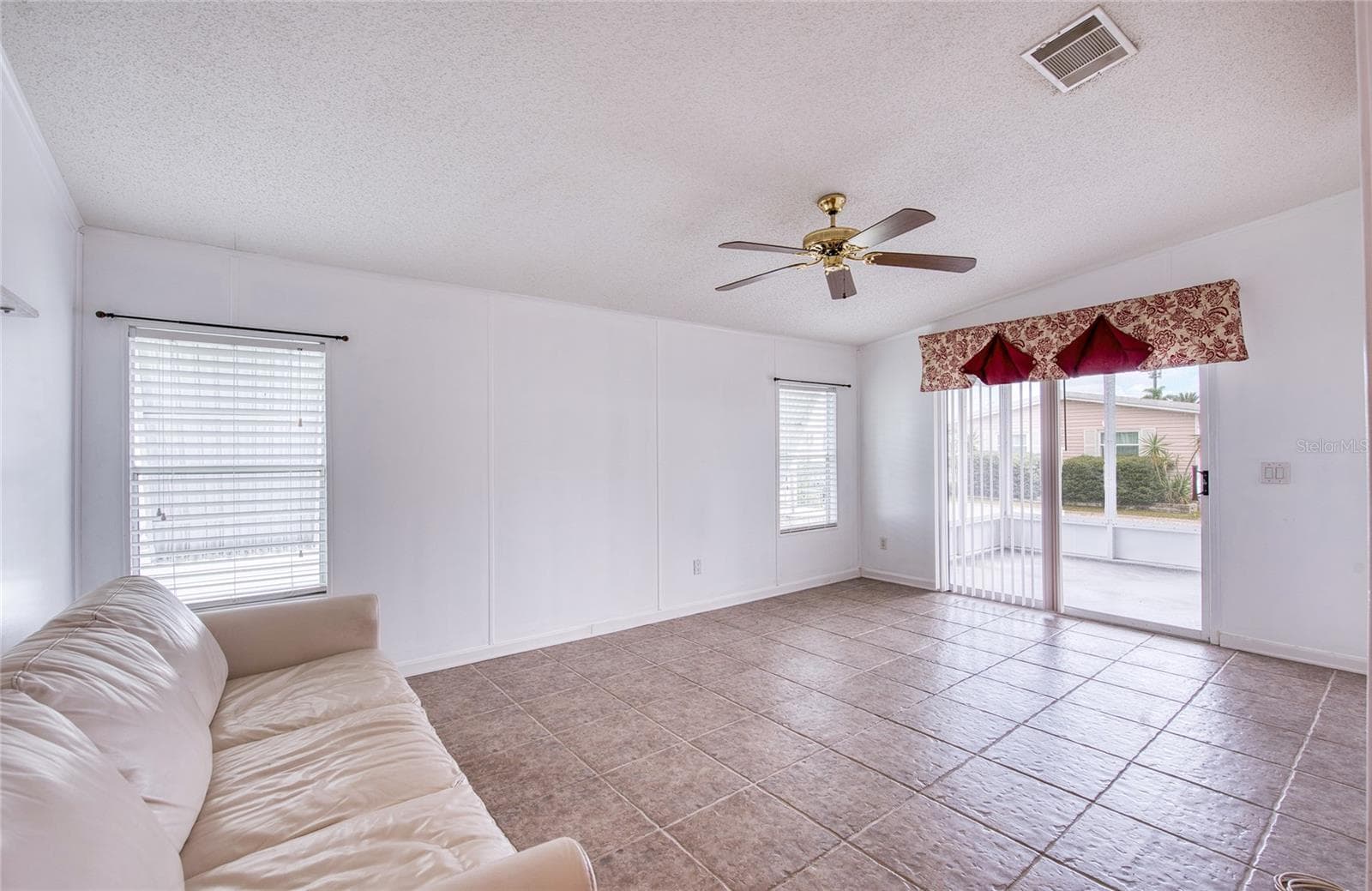 Manufactured Home at 82 PELICAN DR N, OLDSMAR, photo 4 of 45