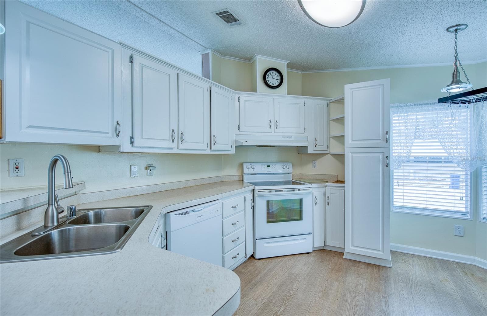 Manufactured Home at 82 PELICAN DR N, OLDSMAR, photo 8 of 45
