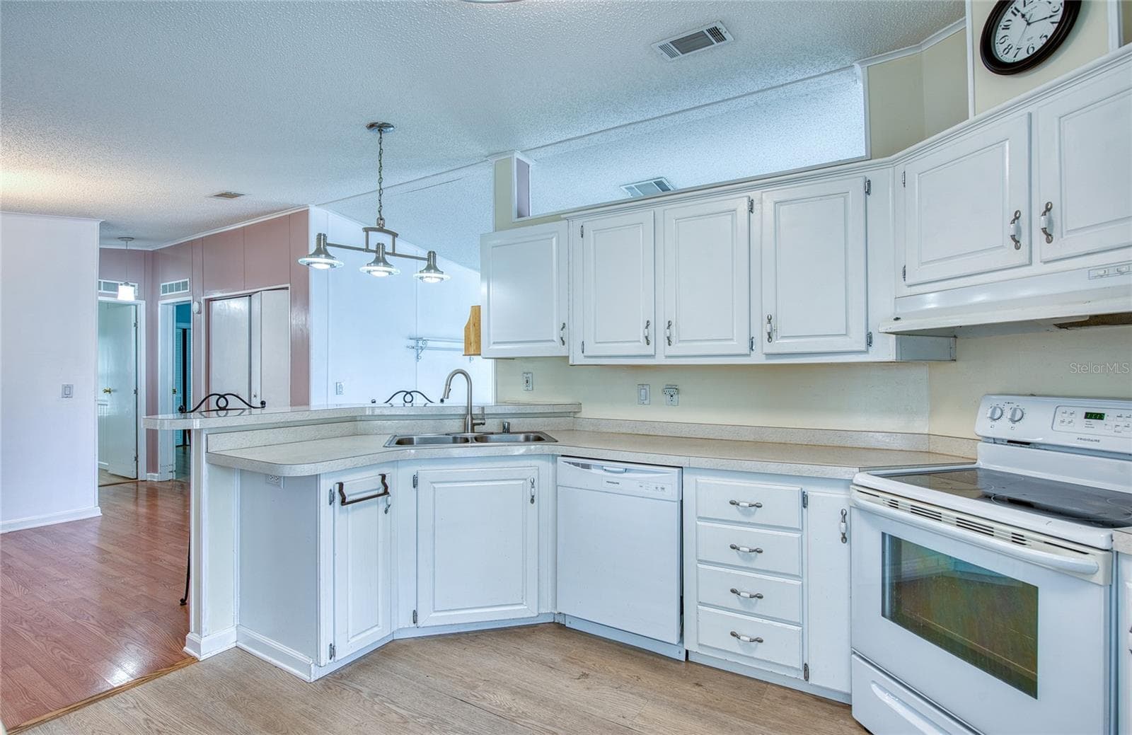 Manufactured Home at 82 PELICAN DR N, OLDSMAR, photo 10 of 45