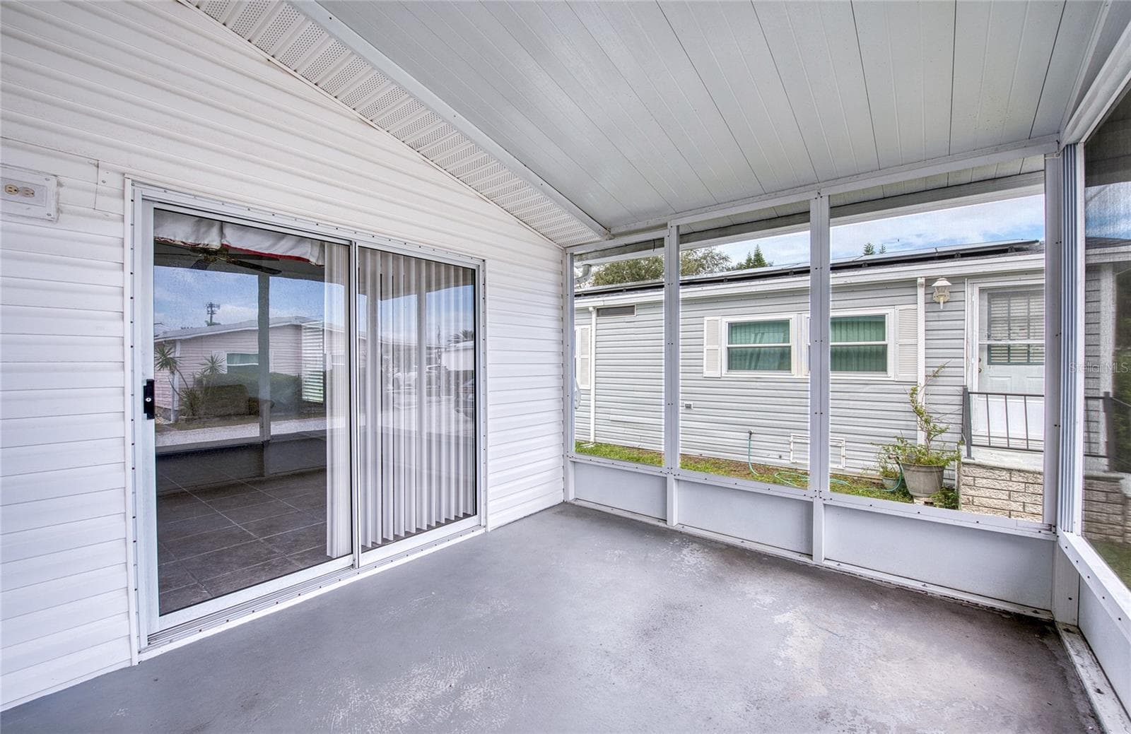 Manufactured Home at 82 PELICAN DR N, OLDSMAR, photo 25 of 45