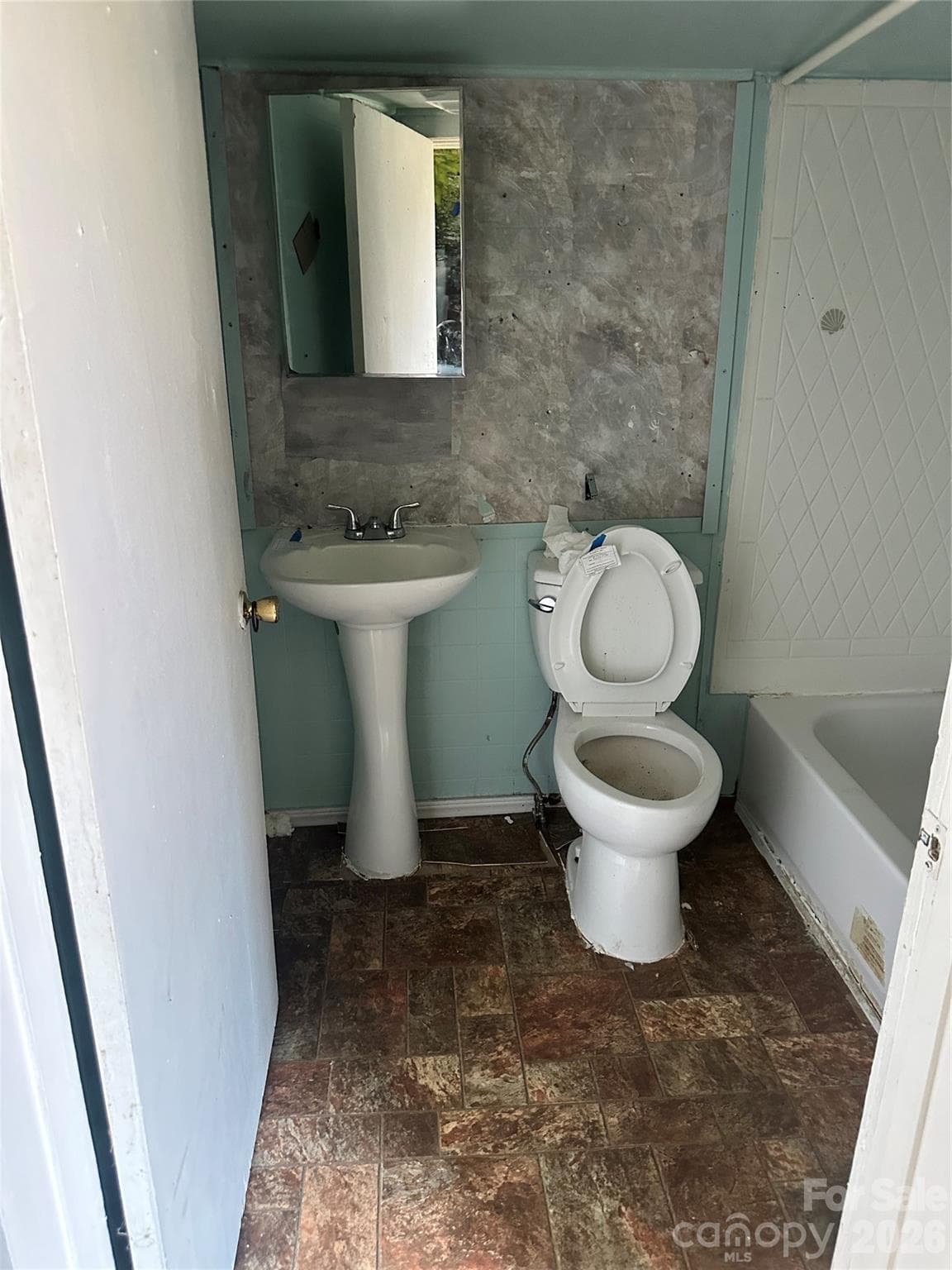 Bathroom - 901 State Street, Marion