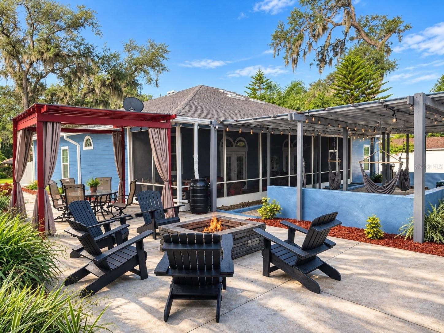 Backyard with fire pit, seating, hammocks - 3009 W CLINTON ST, TAMPA