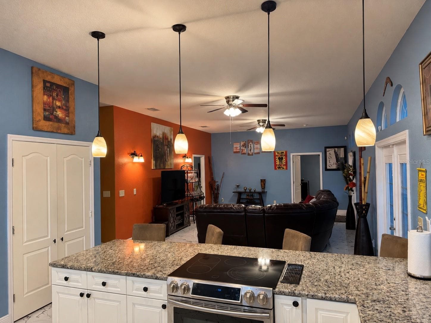 Granite counters and pendant lighting - 3009 W CLINTON ST, TAMPA